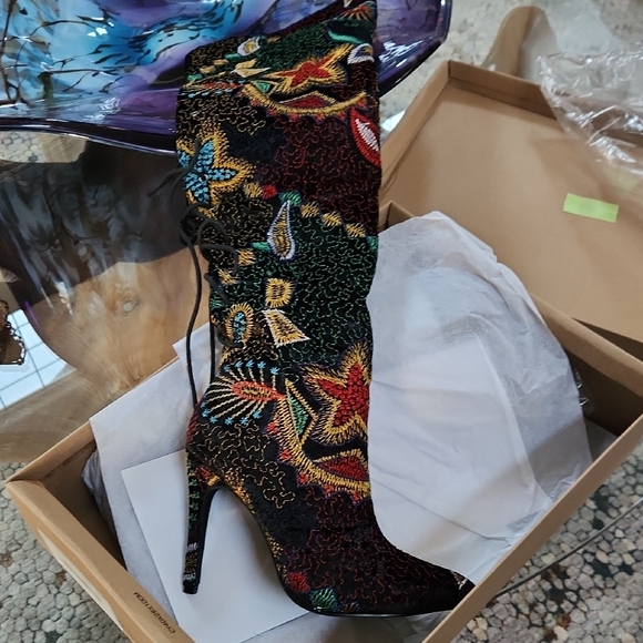 Colorful Embroidered Women's Boots - Picture 2 of 8